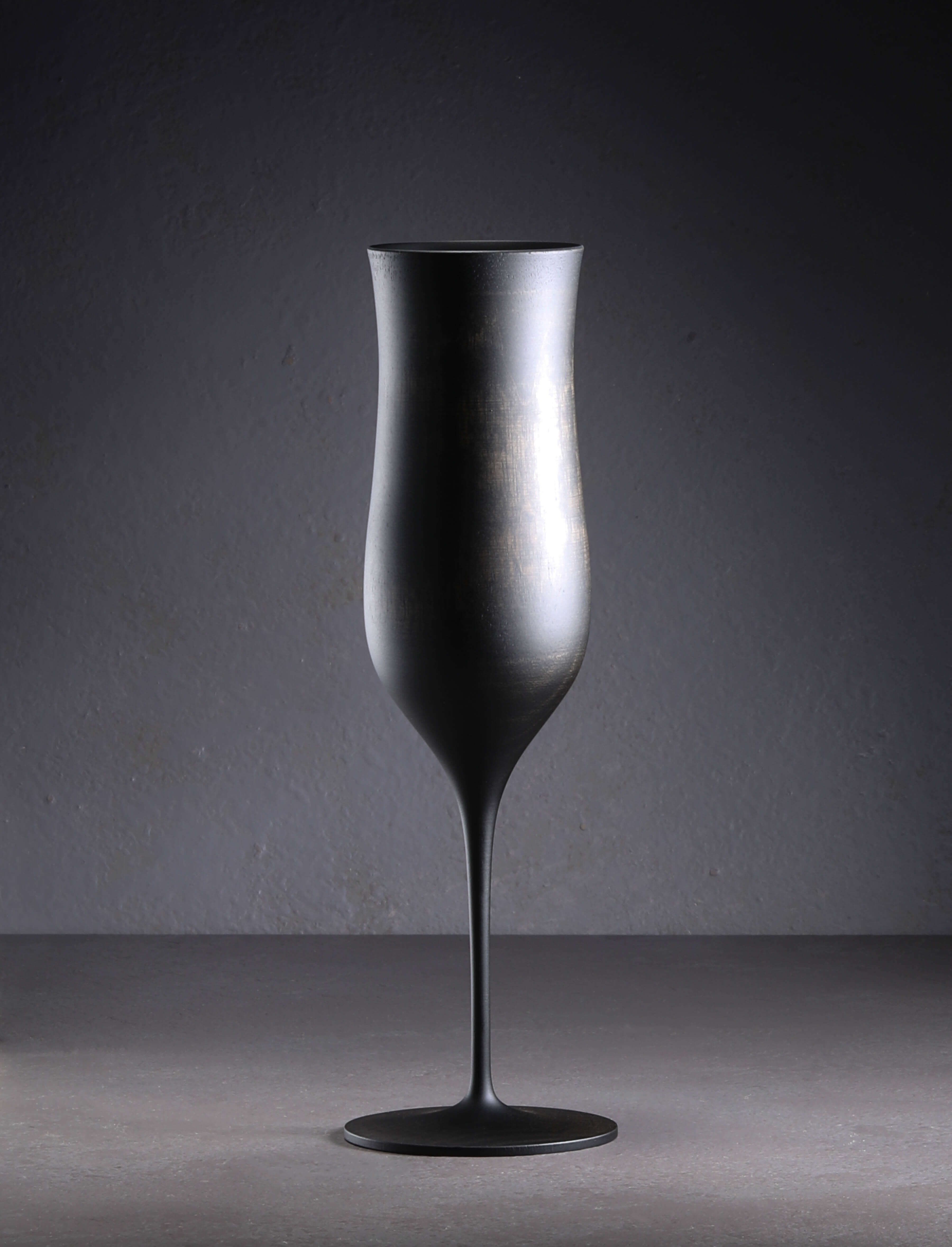 http://eatingtools.com/cdn/shop/files/gato-mikio-japan-black-tohka-champagne-flute-43855000568083.jpg?v=1699292702