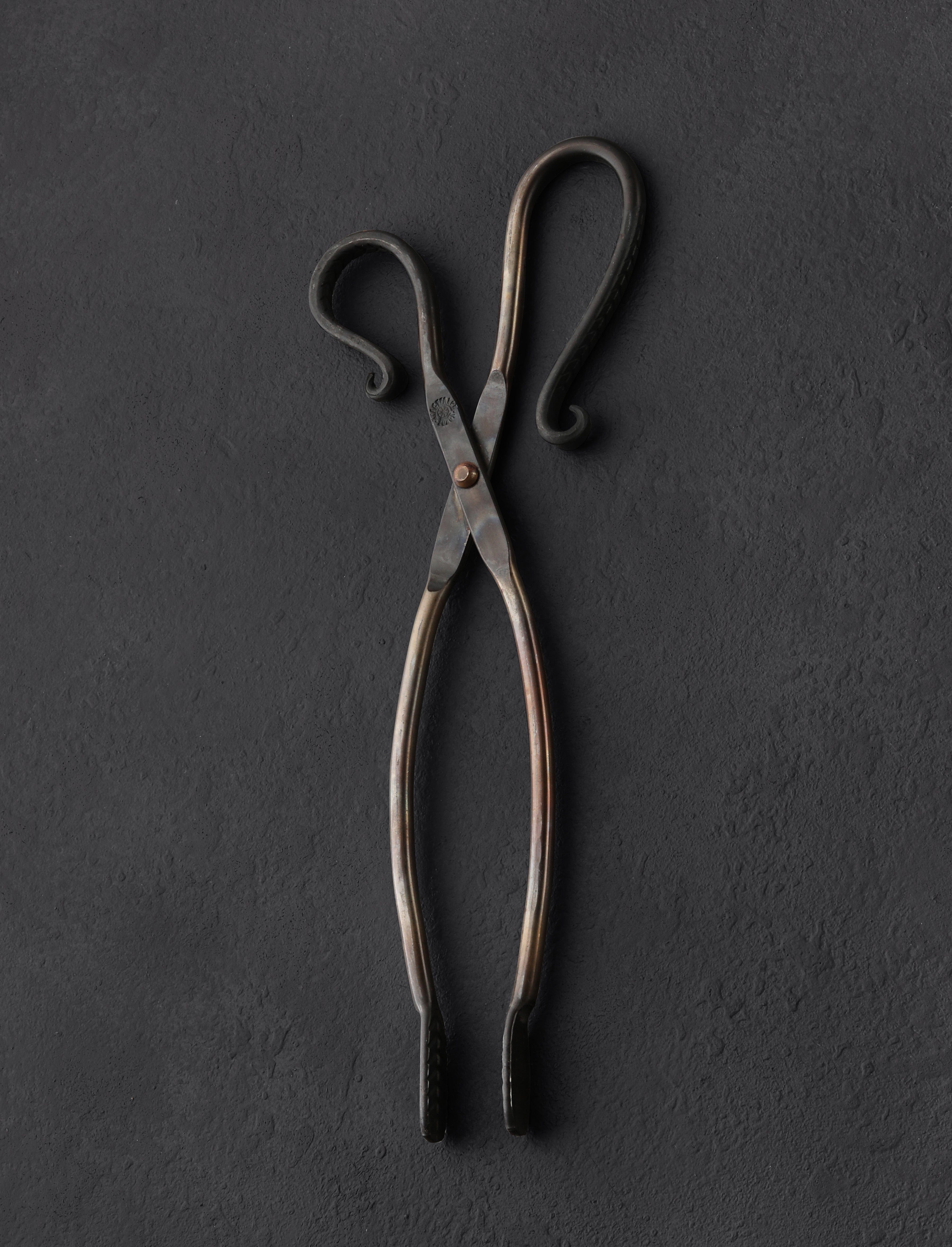 http://eatingtools.com/cdn/shop/files/tongs-stage-coach-forge-oregon-forged-silver-chef-tongs-43020213354771.jpg?v=1693345522