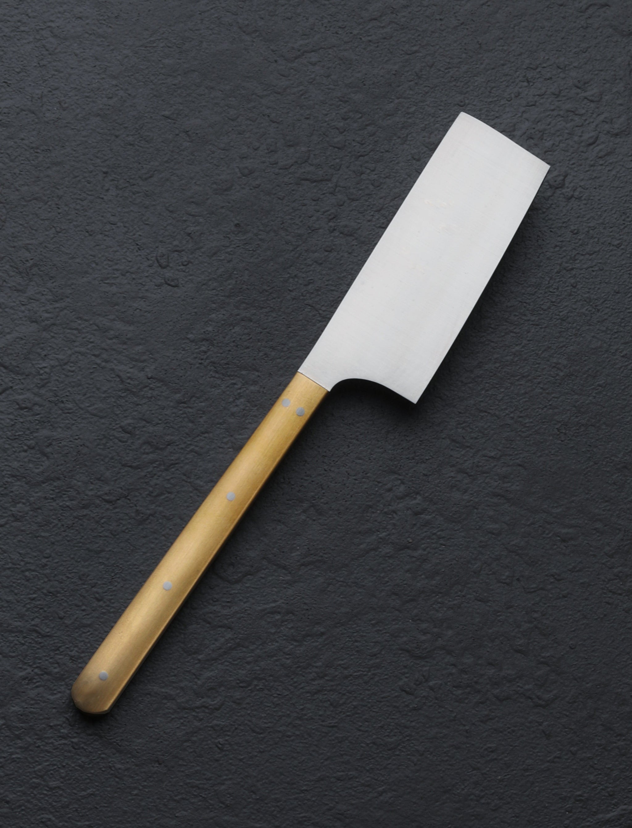 https://eatingtools.com/cdn/shop/files/table-knives-azmaya-japan-azmaya-brass-steel-cheese-knife-43021563035923.jpg?v=1693354507&width=2048
